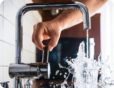 imagem de uma torneira e um copo de água